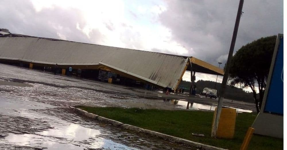 Cobertura do Posto Amigão desaba durante temporal em São Mateus do Sul