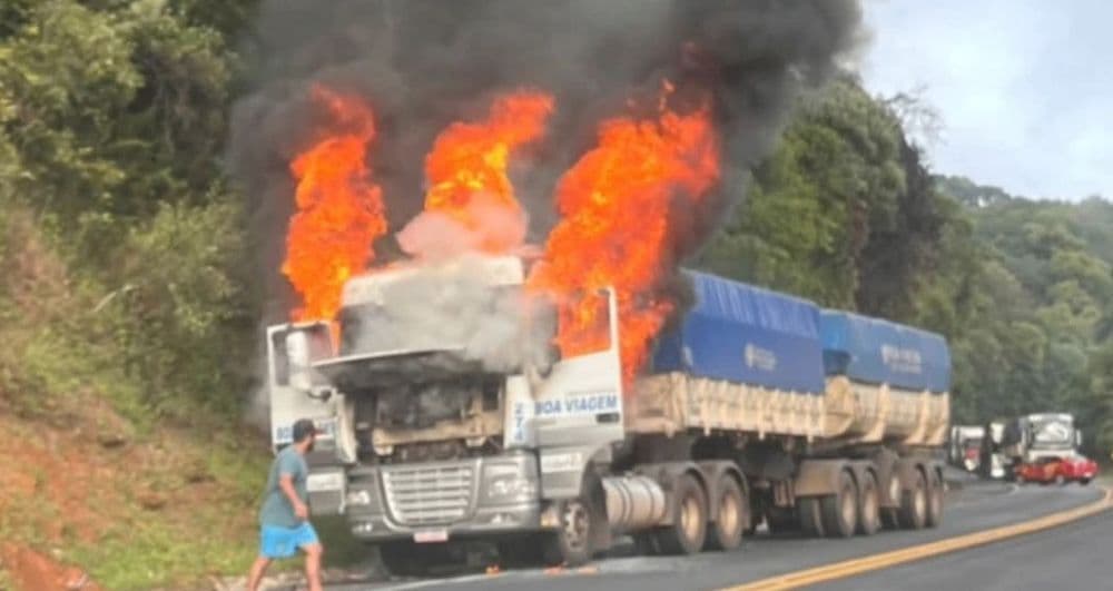 Caminhão pega fogo na BR-277 em Prudentópolis, na Serra da Esperança