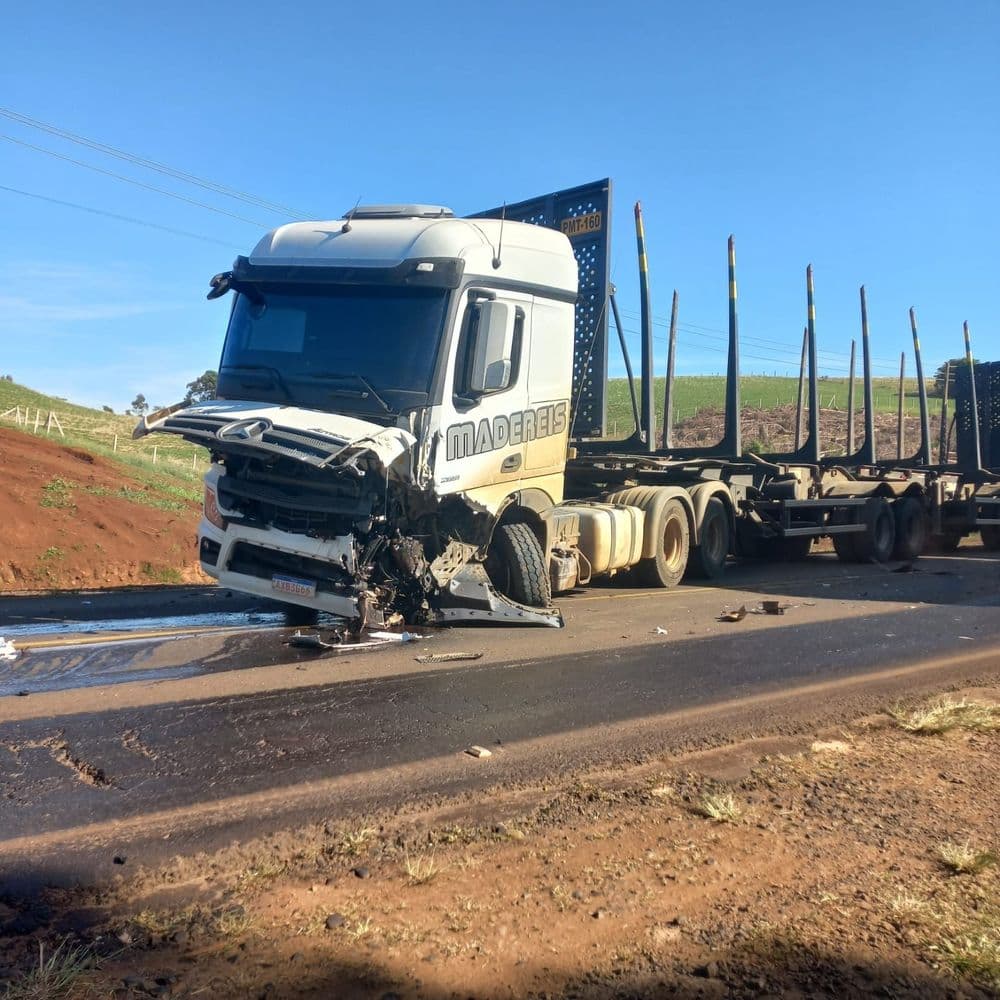 Colisão entre caminhão e caminhonete deixa um morto neste sábado (29) na PR 466, em Guarapuava