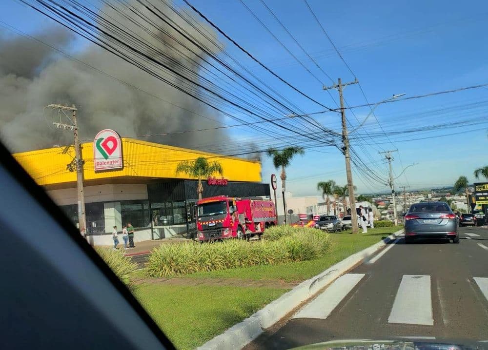 Fritadeira pega fogo e causa incêndio em supermercado de Guarapuava