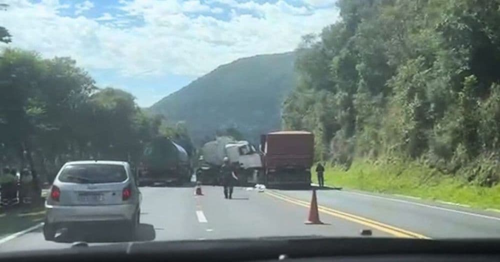 Acidente entre caminhões interdita parcialmente a BR-277 em Prudentópolis