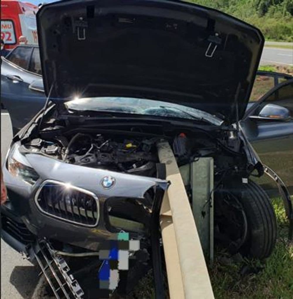 Criança de 5 anos morre após BMW sair da pista e ser atravessado por defensa metálica na BR-376