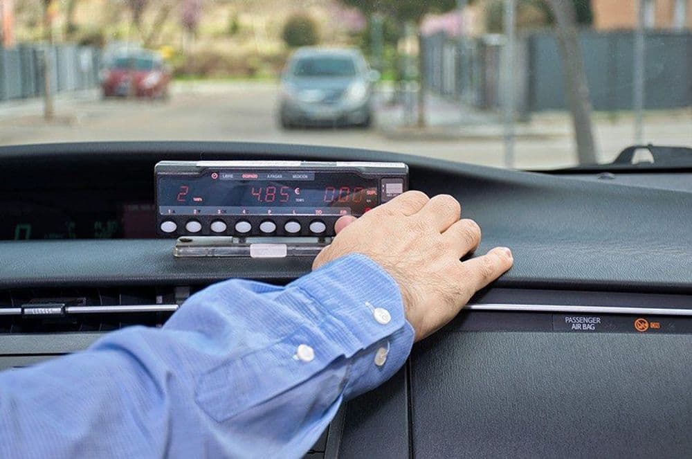 Taxistas ganham isenção de taxa e permissão de transferência de outorga