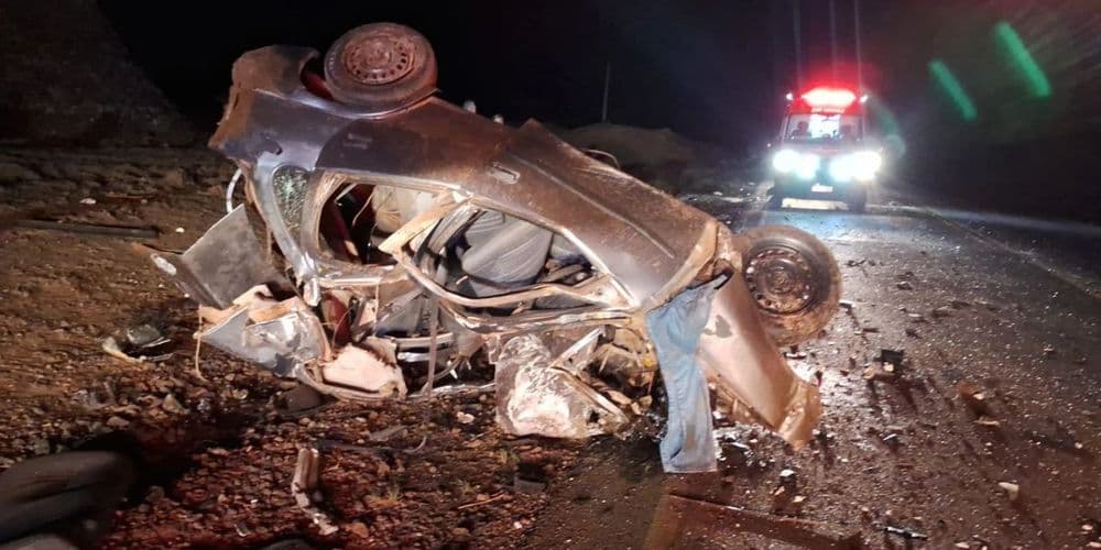 Carro é destruído e condutor sobrevive após colisão frontal