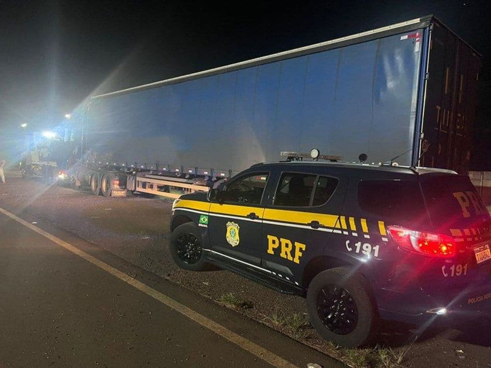 Condutor de carreta embriagado é preso na BR-277 após bater em carro