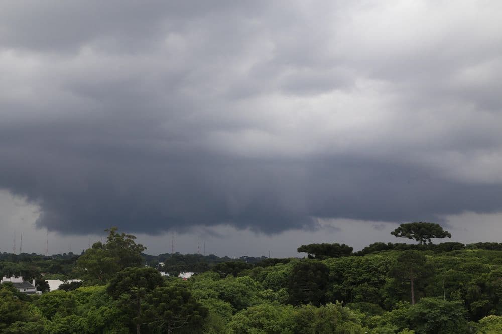 Nova frente fria avança e traz chuva de volta ao Paraná nesta quarta