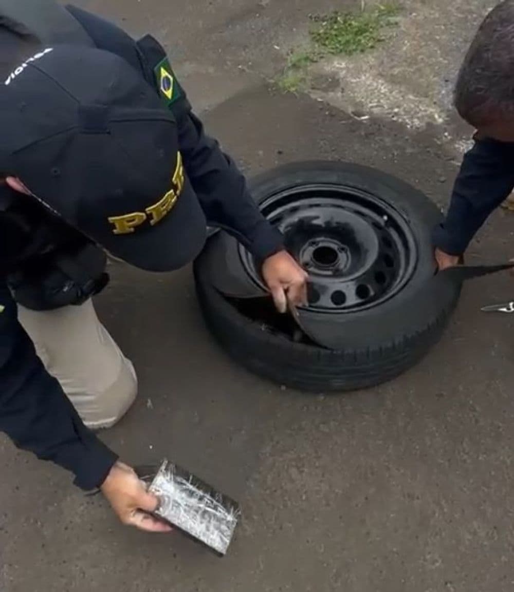 Em Irati, 27 iPhones escondidos no estepe de um veículo na BR-277 são apreendidos