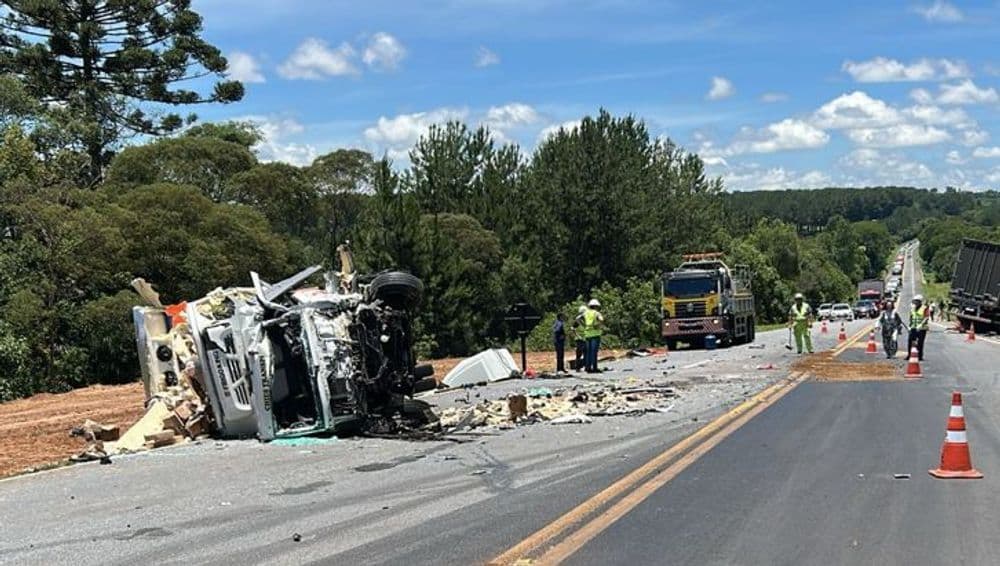 Colisão frontal entre caminhões deixa dois feridos graves na BR-277, em Fernandes Pinheiro