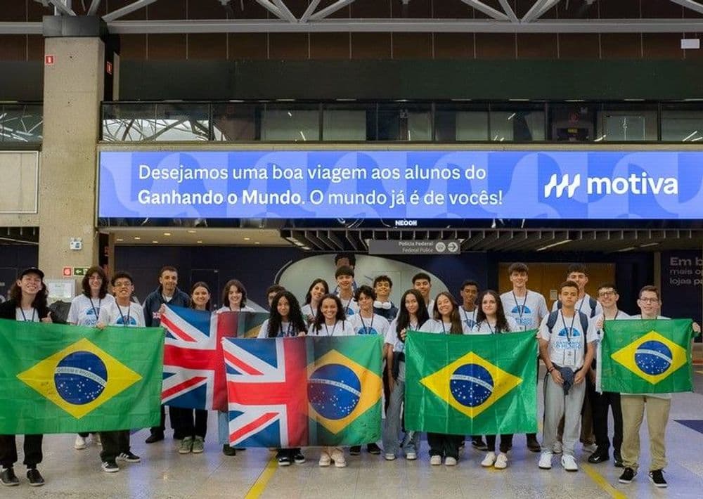 Ganhando o Mundo: com emoção e expectativas, 25 adolescentes embarcam para o Reino Unido 