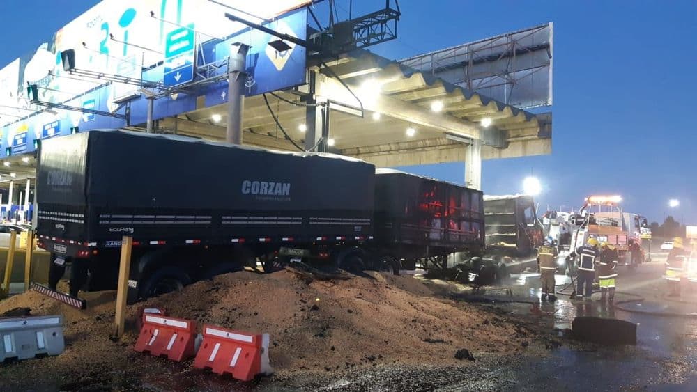 Incêndio em bitrem após colisão deixa trânsito lento na BR-277, em Balsa Nova