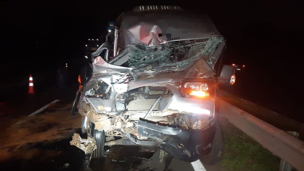 Engavetamento em Ponta Grossa deixa quatro pessoas feridas graves; uma das vítimas foi atropelada enquanto tentava ajudar