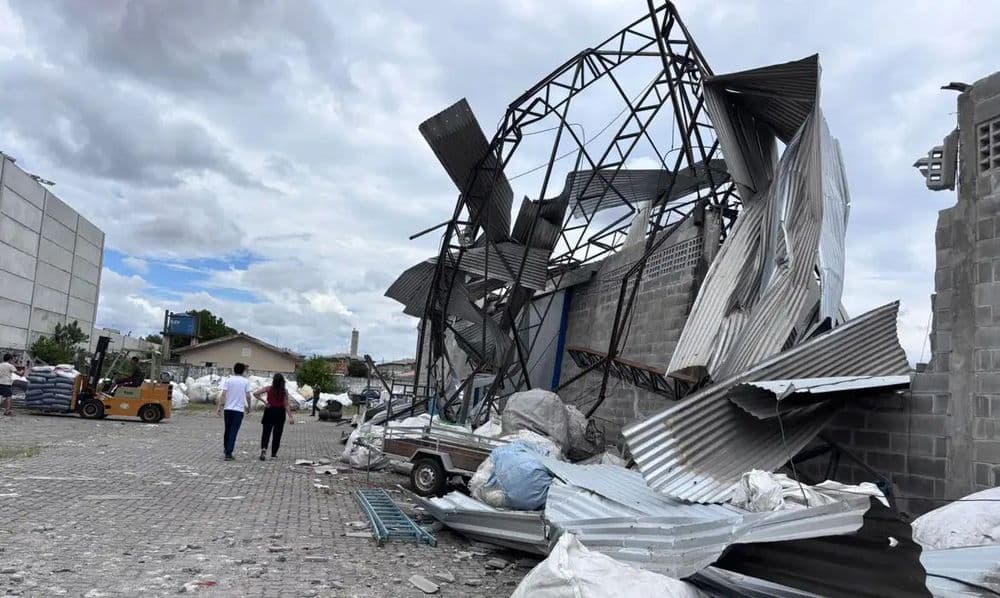 Tornado com ventos de até 180 km/h atinge São José dos Pinhais e causa destruição