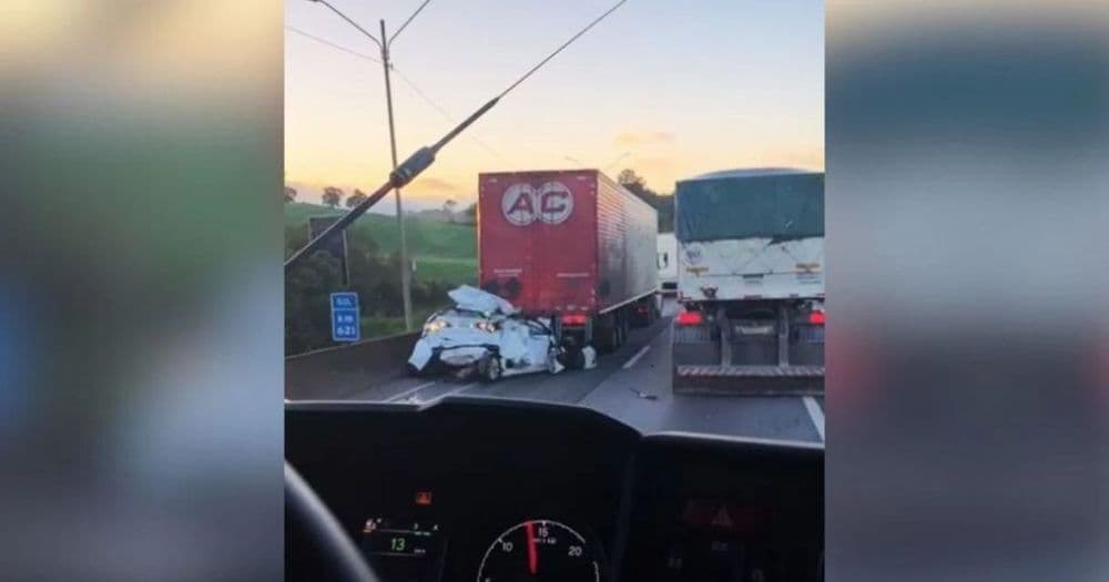 Três pessoas morrem após carro ser prensado entre caminhões na BR-376