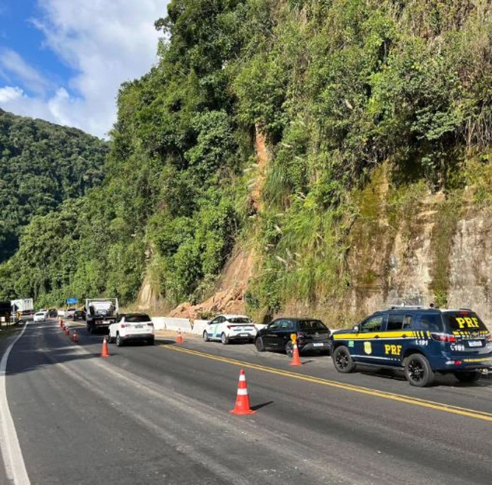 Desmoronamento interdita parcialmente a BR-277 em Guarapuava durante a madrugada