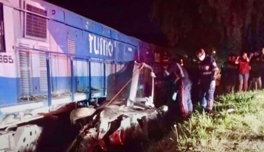 Trem atinge automóvel em linha férrea no bairro Fósforo, em Irati (PR)