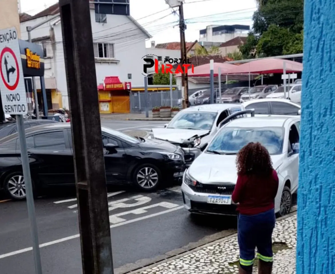 Acidente é registrado em cruzamento no Centro de Irati