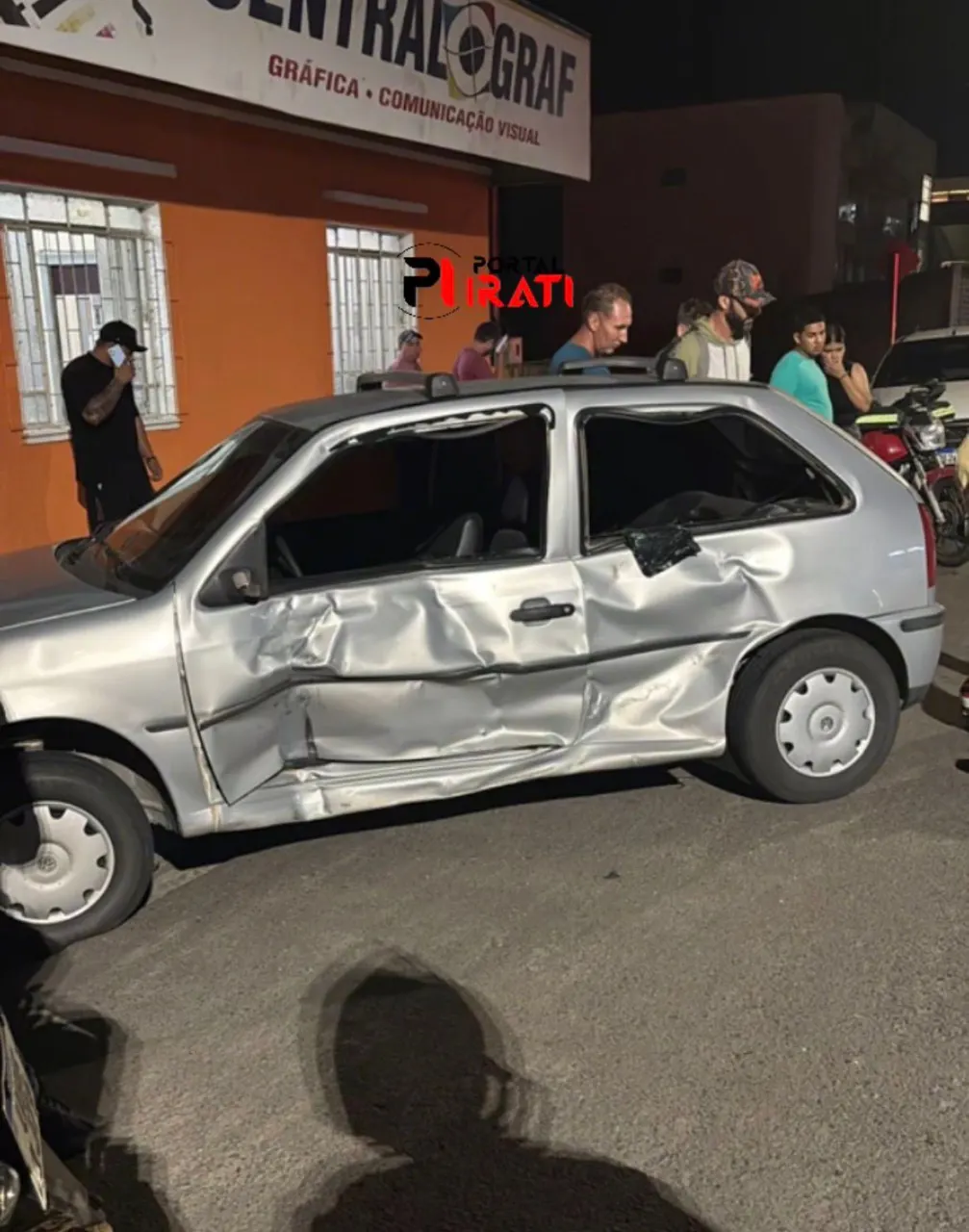 Acidente entre carro e moto deixa jovem ferido na Vicente Machado, em Irati