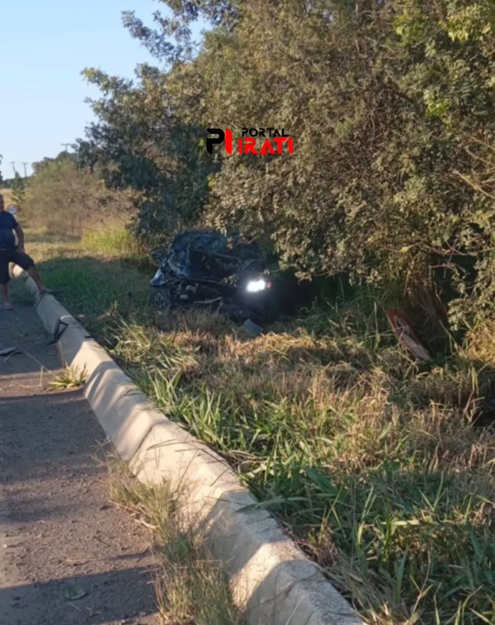 Motorista perde controle da direção e bate contra poste na BR-153, em Irati