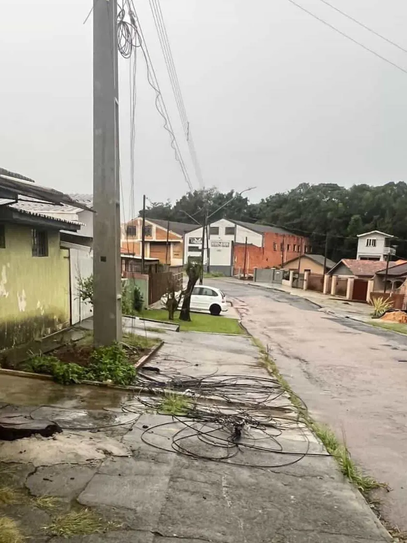 Após acidente com fiação solta em Irati, moradores alertam para novo risco perto de escola